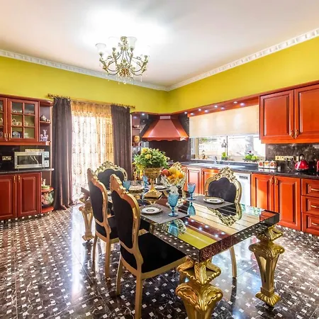 Luxury 4 Bedroom In Prime Location Villa