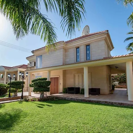 Βίλα Luxury 4 Bedroom In Prime Location *