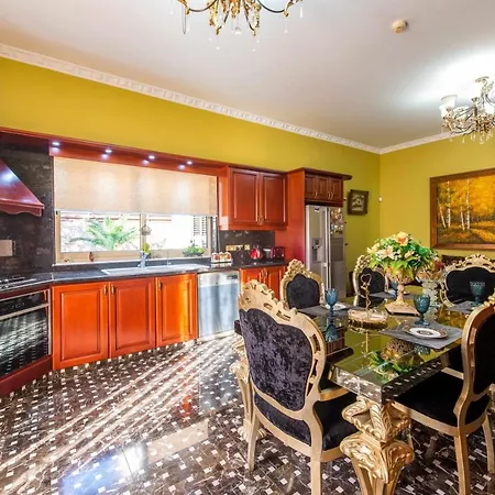 Βίλα Luxury 4 Bedroom In Prime Location