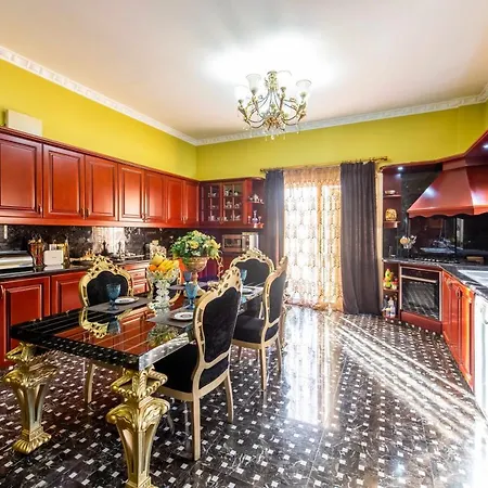 Luxury 4 Bedroom In Prime Location Βίλα