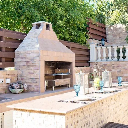 Βίλα Luxury 4 Bedroom In Prime Location *