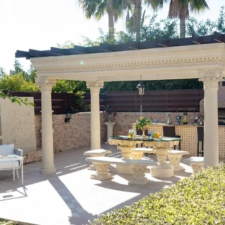 Luxury 4 Bedroom In Prime Location Βίλα