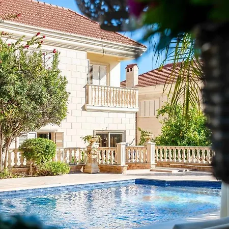Luxury 4 Bedroom In Prime Location *